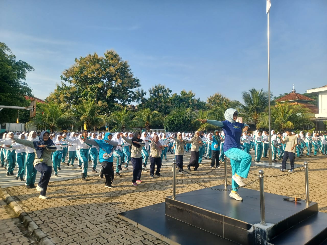 KEGIATAN JUMAT PAGI ” SENAM SEHAT” BERSAMA SELURUH SISWA SERTA GURU DAN TU DILAPANGAN SMKN 1 KOTA METRO