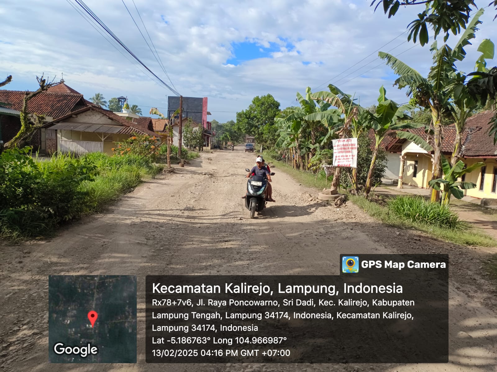 Kerusakan Parah Jalan Poncowarno Resahkan Warga Lampung Tengah