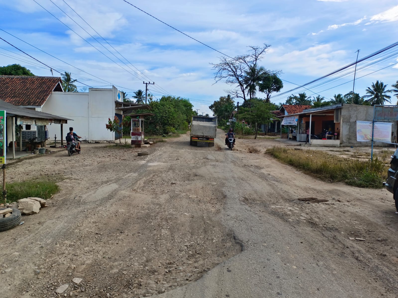 Jalan Sridadi Rusak Parah Selama 2 Tahun, Warga Lampung Tengah Menanti Perbaikan