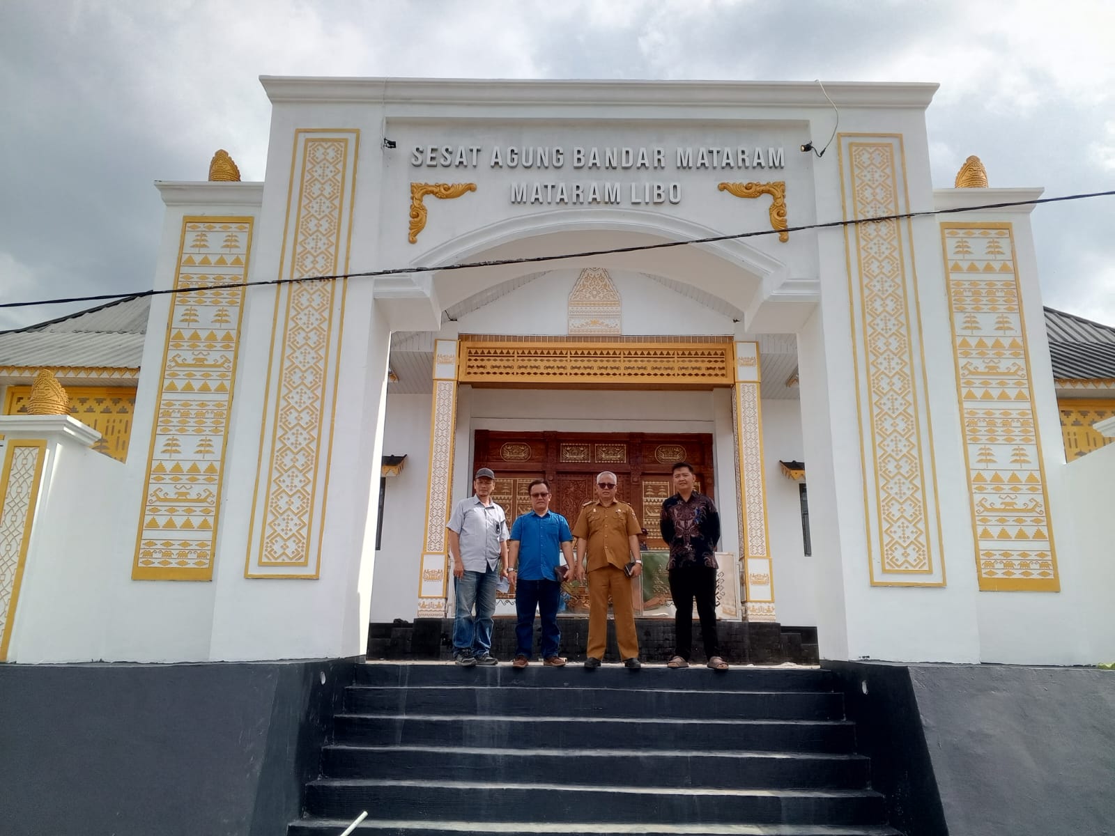 MEMBANGUN RUMAH ADAT MATARAM ILIR SEBAGAI BENTUK MELASTARIKAN NILAI KEARIFAN LOKAL SEBAGAI JATI DIRI