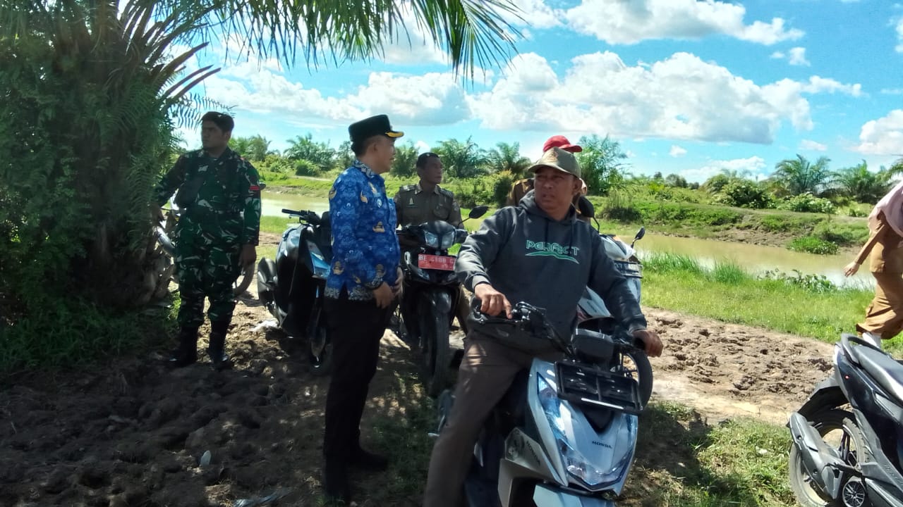 Camat Bandar Surabaya Ahmad Arifin, S.E., Bersama Forkopincam didampingi Kakam Beserta Kadus Kampung Subang Jaya Tinjau Lokasi Kerbau Liar