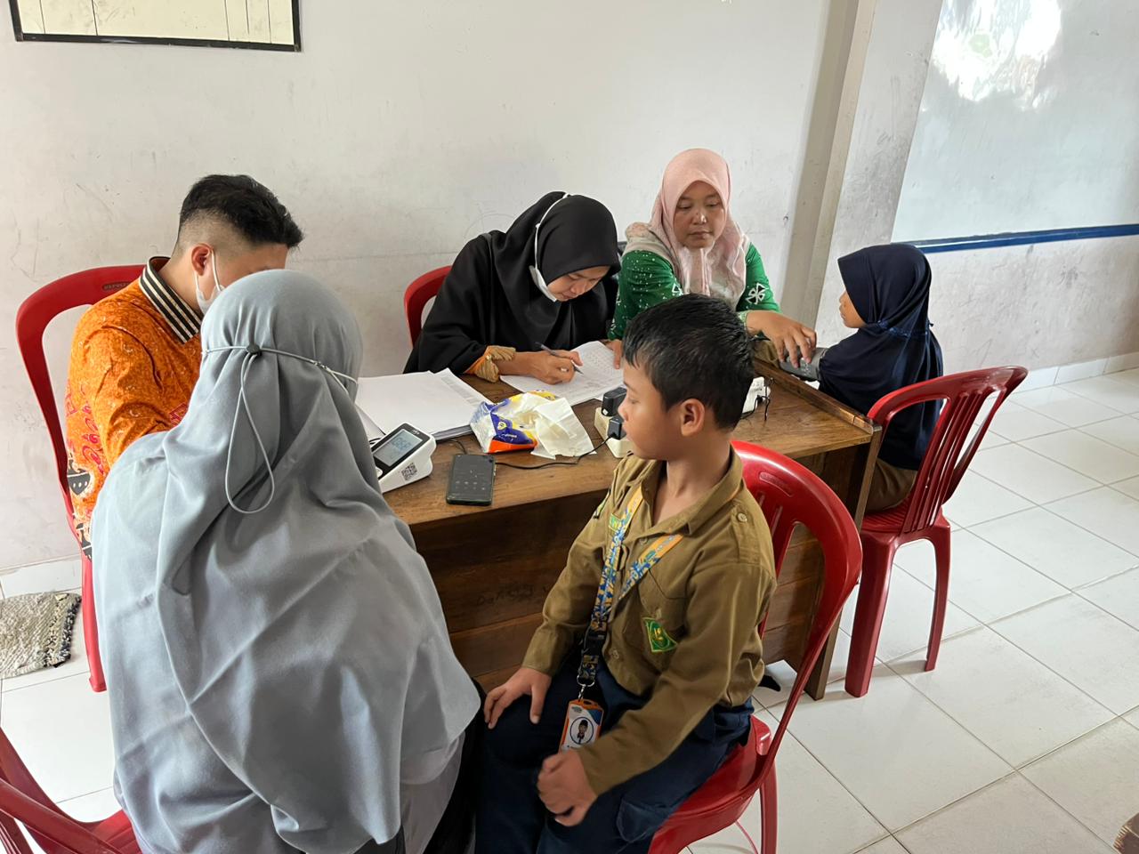 Tenaga Kesehatan UPTD Puskesmas Yosomulyo Kunjungi SD MIM 2 Hadimulyo Timur untuk Pemeriksaan Kesehatan Siswa