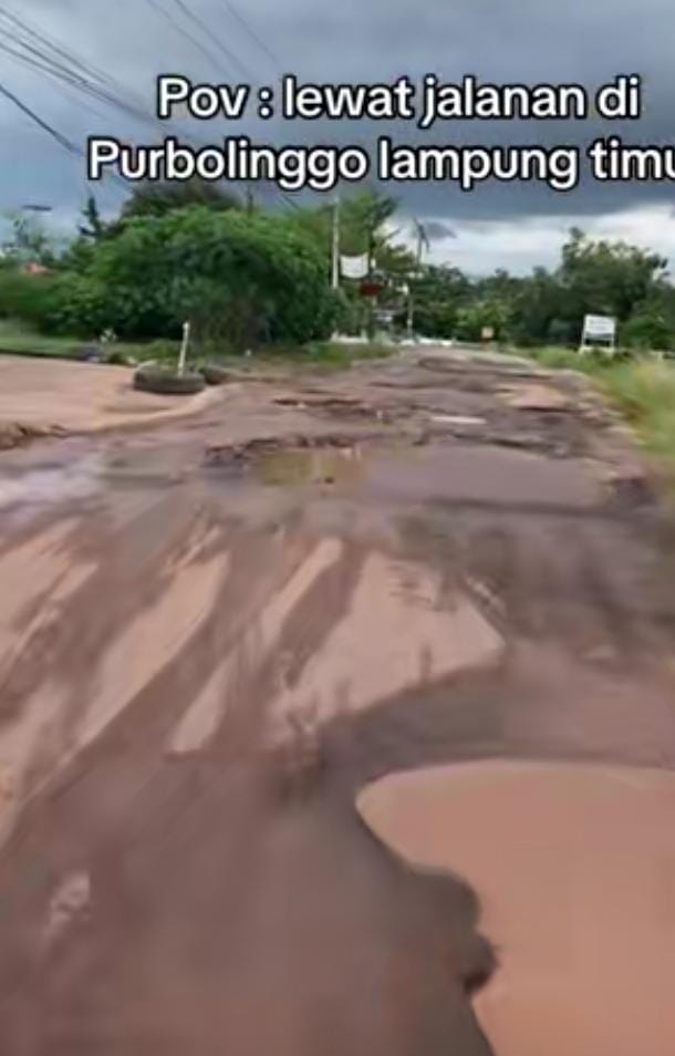 JALAN RUSAK SANGAT MENGGANGGU AKTIFITAS PENGGUNA JALAN