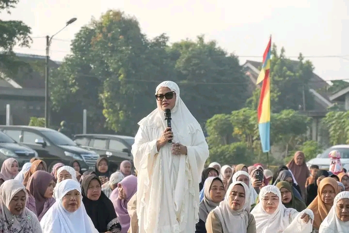 Idulfitri Penuh Makna di Lampung Timur: Tanpa Open House, Bupati Ela Pilih Berbagi di Jabung